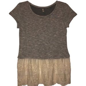 Passport Heather Grey and Cream Lace Bottom Short Sleeve Crew Neck Tee Sz Medium